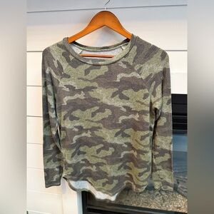 American Eagle women’s extra small Camouflage Long Sleeve Top plush& soft